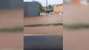 VÍDEO: Chuva alaga loja em Rio Verde de MT e aumenta volume de rio