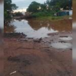 Moradores da Favela Vitória pedem aterramento de vias e relatam dificuldade de acesso