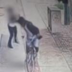 Em plena luz do dia, bandido de bicicleta tenta furtar celular de pedestre no Centro