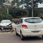 Colisão entre carros causa congestionamento na Avenida Afonso Pena com 13 de Junho