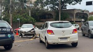 Colisão entre carros causa congestionamento na Avenida Afonso Pena com 13 de Junho