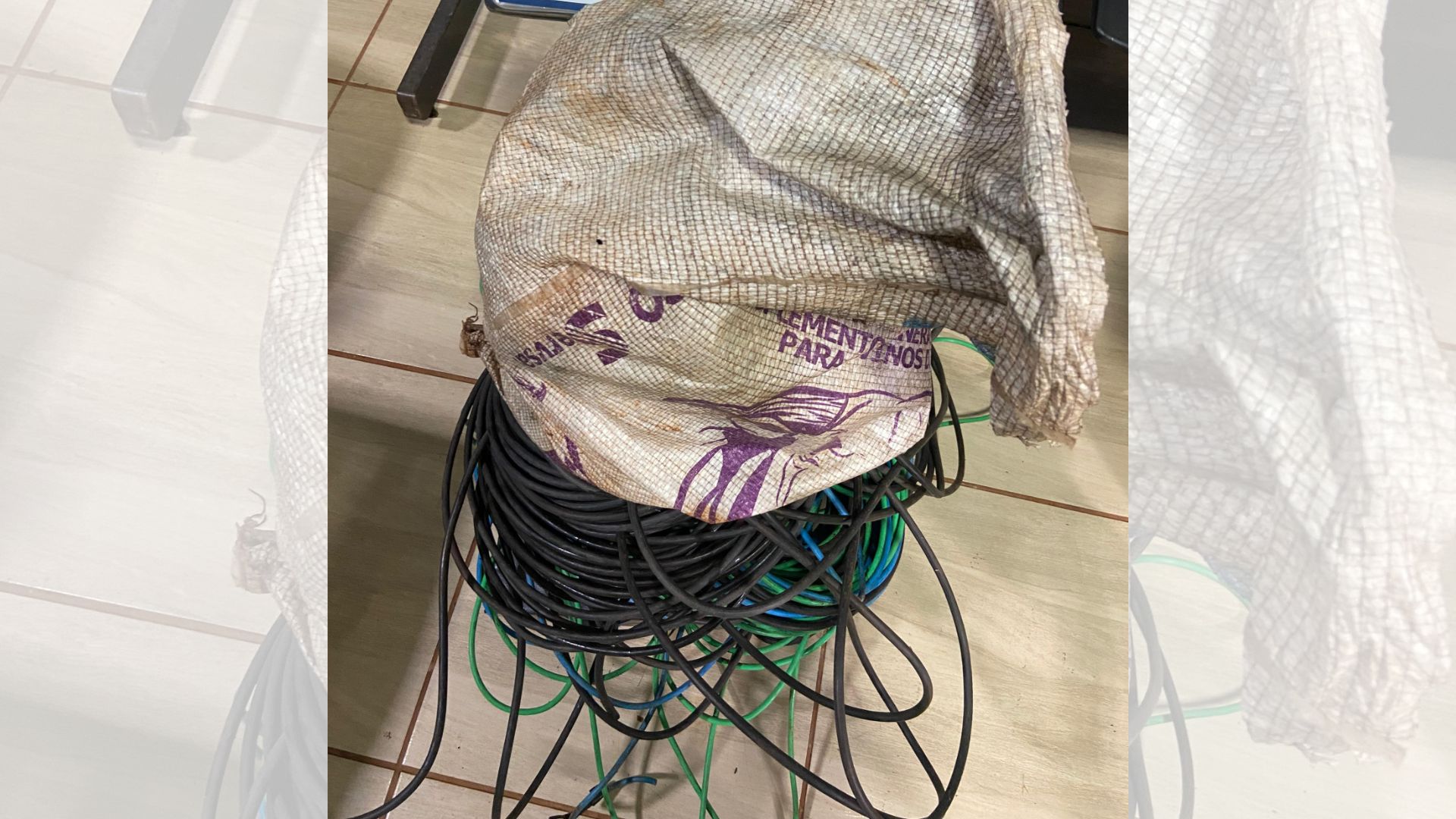 Trio é preso com quase 40 kg de fios de cobre furtados de instalação subterrânea