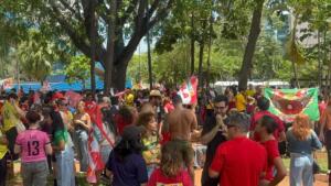 Ato em prol da reeleição de Lula reúne mais de 3 mil pessoas nas ruas de Campo Grande