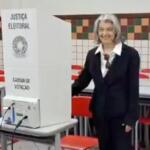 Cármen Lúcia é aplaudida por eleitores e vota em Belo Horizonte