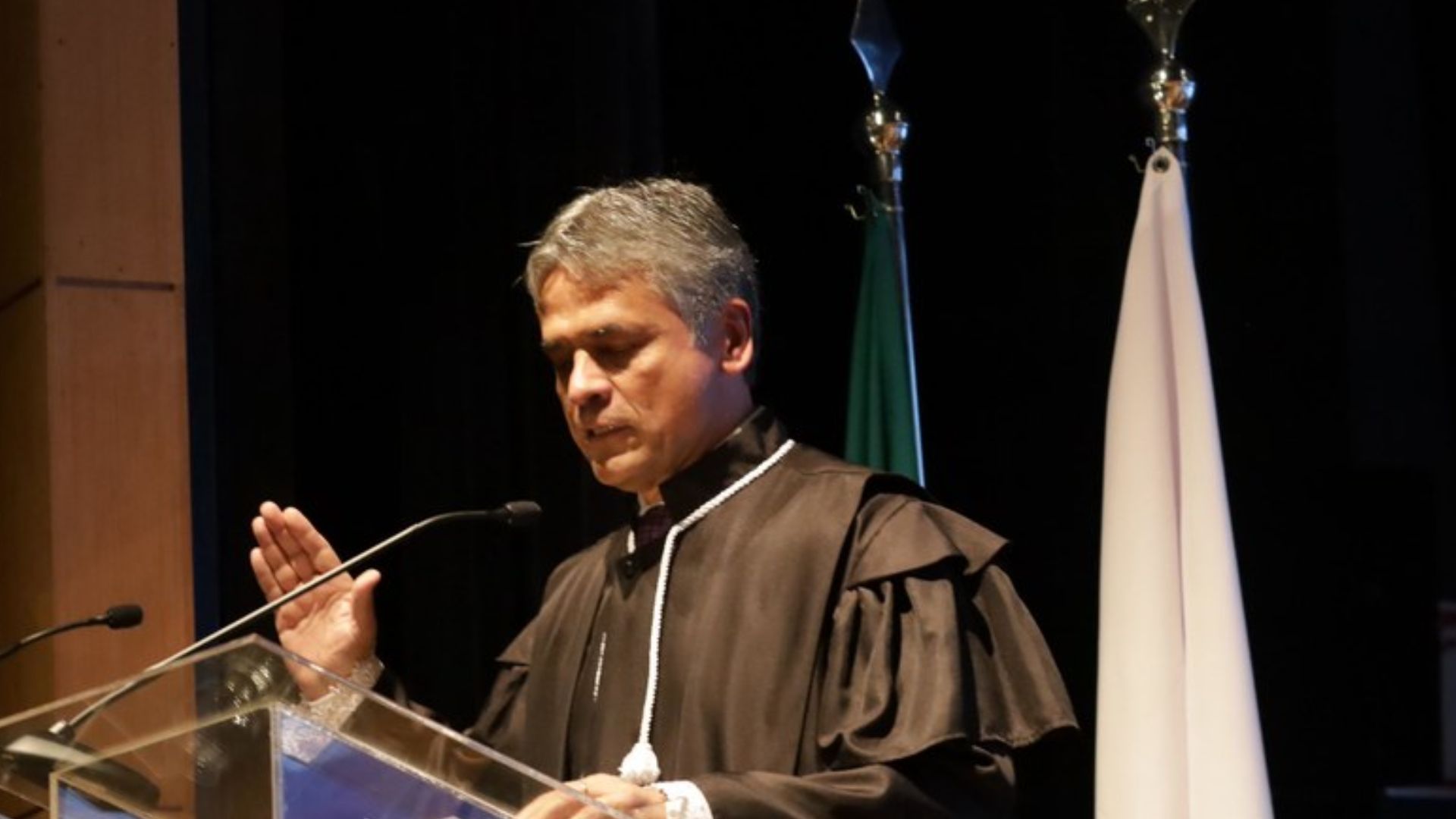 Presidente do TRE-MG afirma que a Justiça Eleitoral vai apurar o uso de celular por Zema