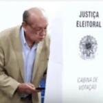 Gilmar Mendes é flagrado com o celular na cabine de votação