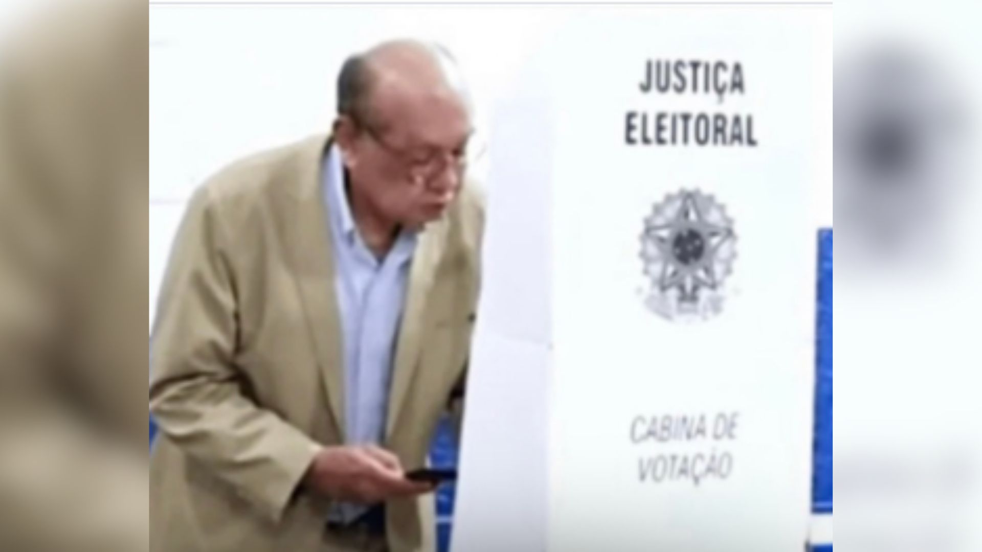 Gilmar Mendes é flagrado com o celular na cabine de votação