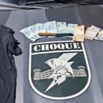 Suspeito rouba farmácia e é preso tentando trocar de roupa para despistar a polícia