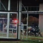 VÍDEO: Grupo ataca policiais durante flagrante de arma escondida em lixo no Itamaracá