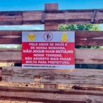 ‘Pelo amor de Deus’: com humor e fé, placa faz apelo contra descarte irregular de lixo no Seminário