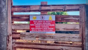 ‘Pelo amor de Deus’: com humor e fé, placa faz apelo contra descarte irregular de lixo no Seminário