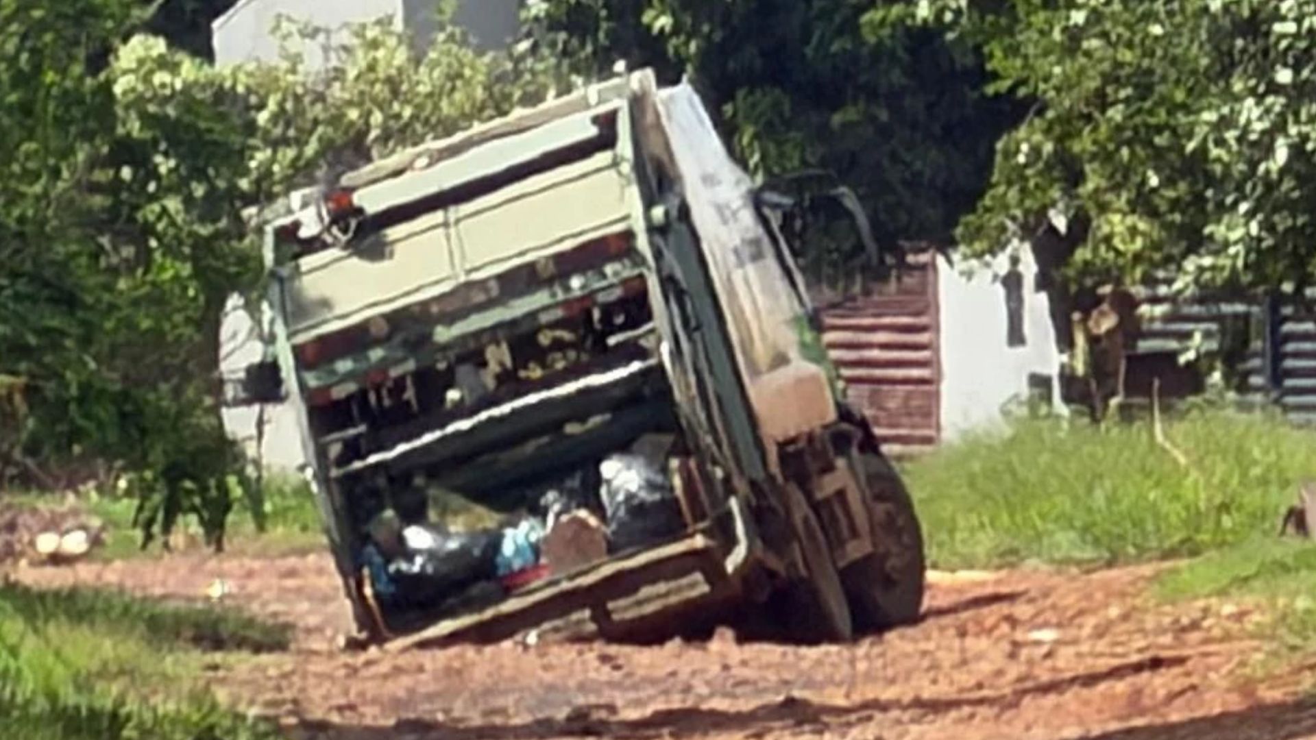 Após chuvas, caminhão de lixo atola em rua ‘intransitável’ no Parque dos Girassóis