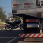 Motociclista fica ferido ao bater na traseira de caminhão na Gury Marques