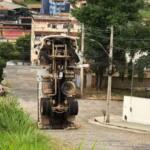 Caminhão de areia não aguenta subida, tomba e fica ‘de pé’ em Minas Gerais