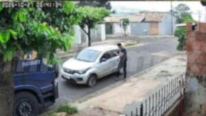 VÍDEO mostra desespero de idosa que teve bolsa com dinheiro roubada: ‘Socorro’