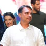 Encerra prazo para Flávio Bolsonaro entregar os passaportes; documentos serão cancelados