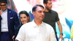 Encerra prazo para Flávio Bolsonaro entregar os passaportes; documentos serão cancelados