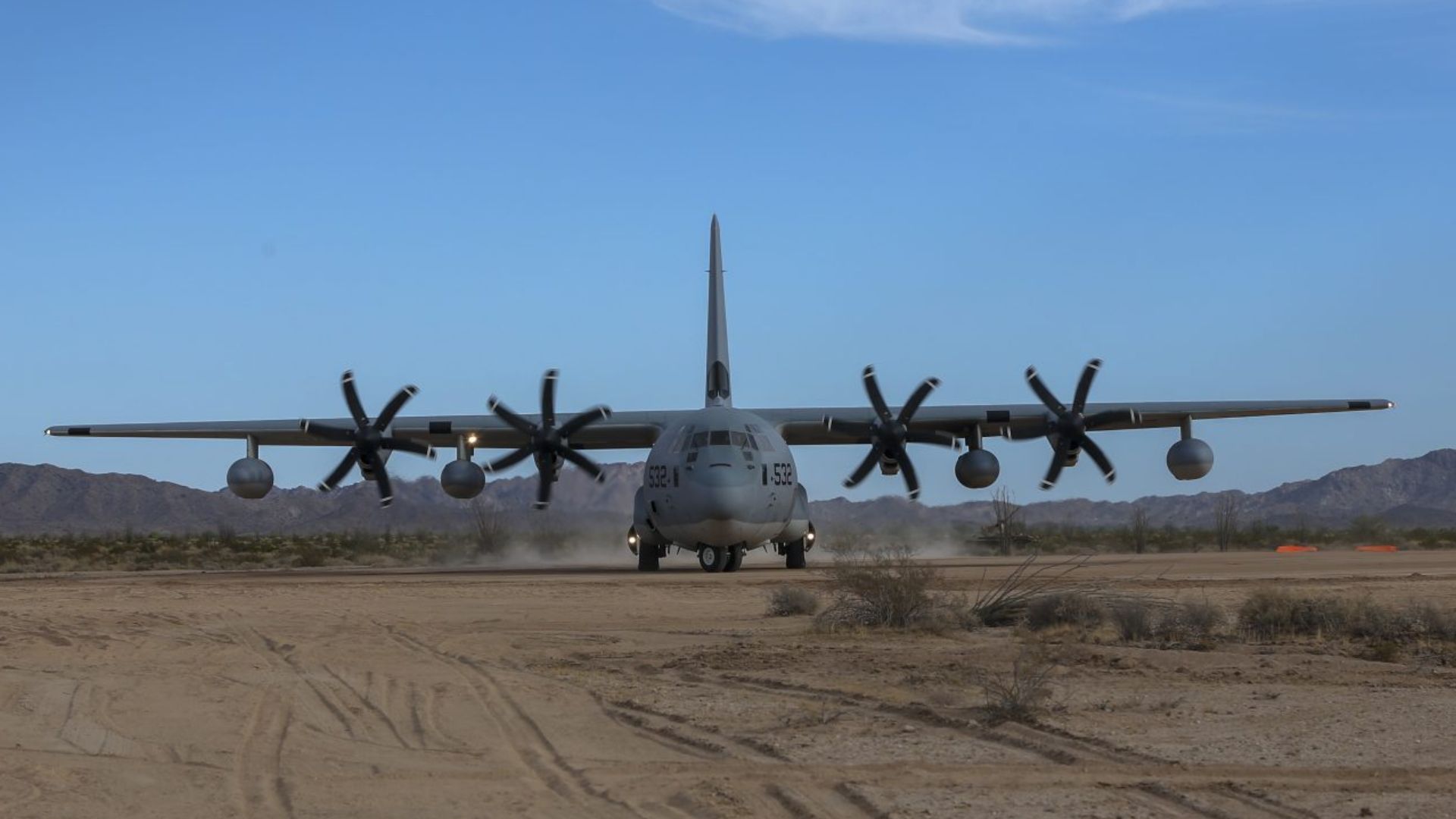 Avião militar dos Estados Unidos pousa no Aeroporto do Galeão