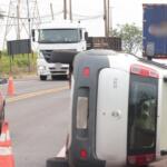 Freada brusca termina com Uno tombado no macroanel rodoviário em Campo Grande