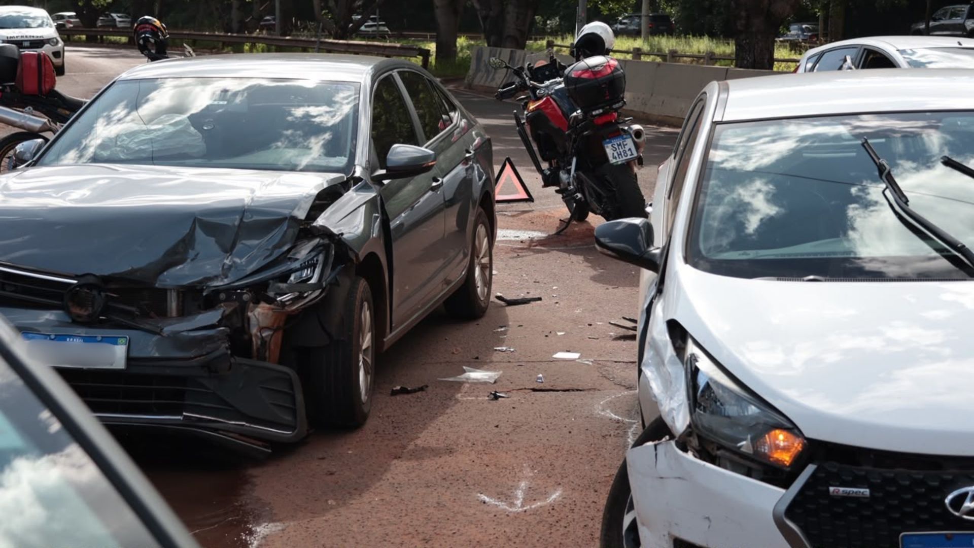 HB20 avança sinal vermelho e colide com Virtus na Avenida Ricardo Brandão
