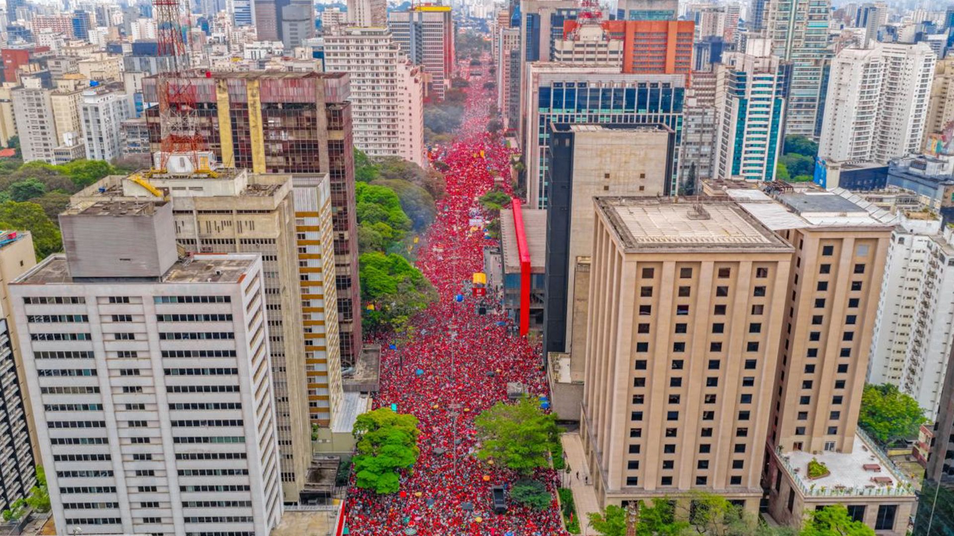 Ato lota Avenida Paulista e Lula foca discurso nas 33 milhões de abstenções