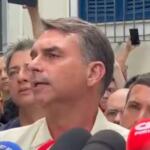 Flávio Bolsonaro vota no RJ: ‘quero acabar com esse mandato’