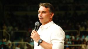 Flávio Bolsonaro declara que votará pelo fim da escala 6×1 pela ‘vontade do povo’
