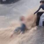 VÍDEO: Mulher é arrastada por enxurrada e salva por moradores em São Paulo
