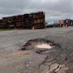 Buraco na BR-376 provoca colisão entre bitrem e caminhão, em Ivinhema