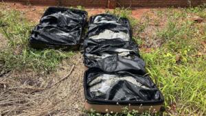 Moradores são surpreendidos ao encontrar malas cheias de drogas no Universitário