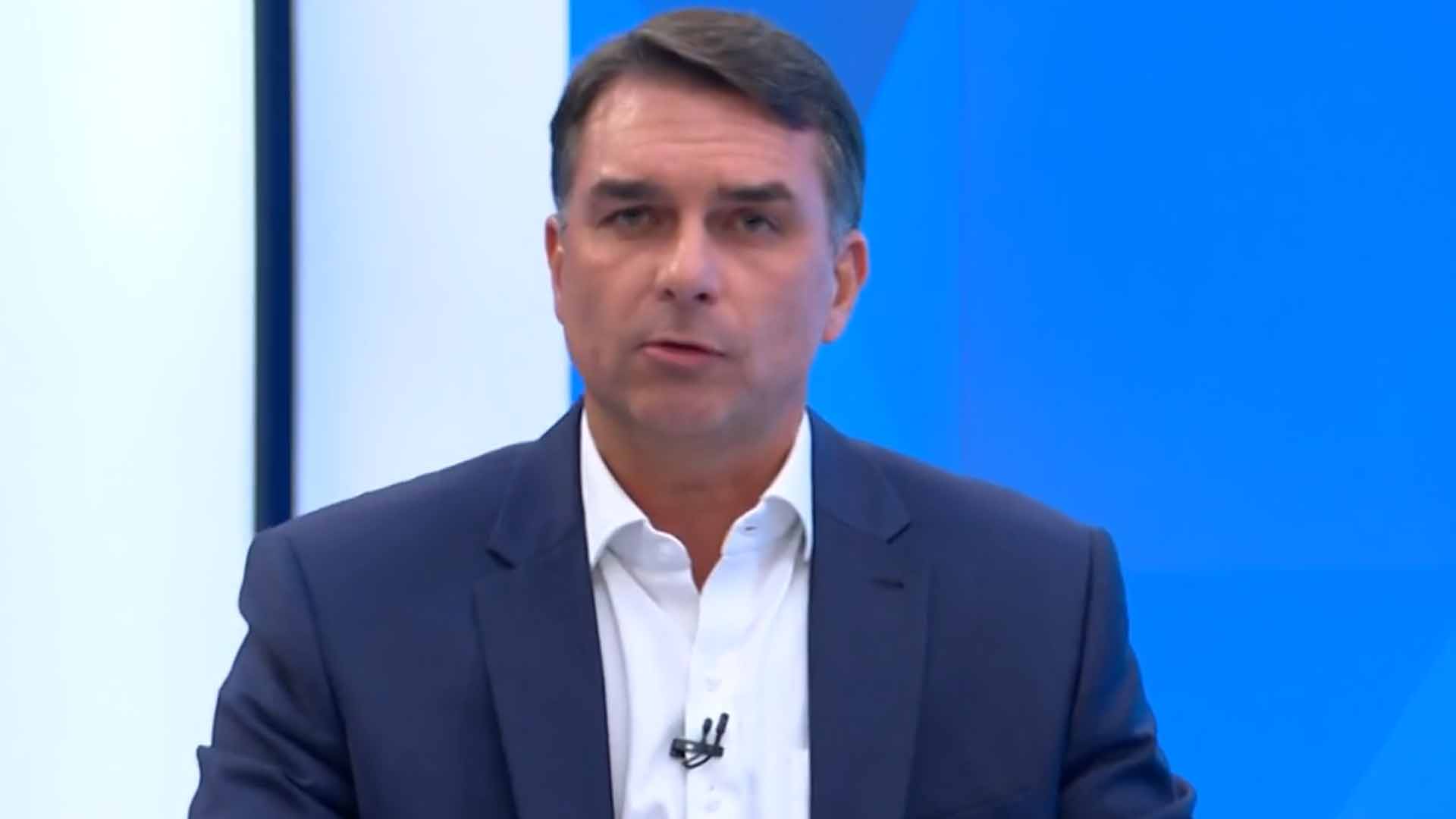Flávio Bolsonaro promete manter fim da escala 6×1 caso vença as eleições