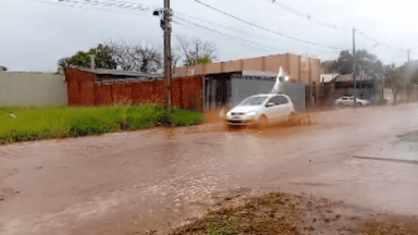 Chuva provoca alagamentos em ruas do Jardim Los Angeles, em Campo Grande