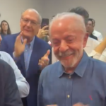 Com projeção do Datafolha, Lula comemora vitória ao lado de aliados em SP