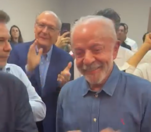 Com projeção do Datafolha, Lula comemora vitória ao lado de aliados em SP