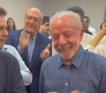Com projeção do Datafolha, Lula comemora vitória ao lado de aliados em SP