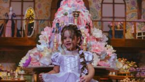 Tudo isso? Aniversário de Maria Flor tem bolo de uma tonelada; saiba quanto custou