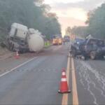 Batida frontal entre carreta e caminhonete deixa dois mortos e criança ferida na BR-158