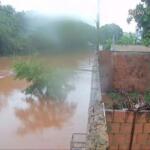 Temporal alaga casas na Vila Popular e moradores ficam ilhados em Campo Grande 