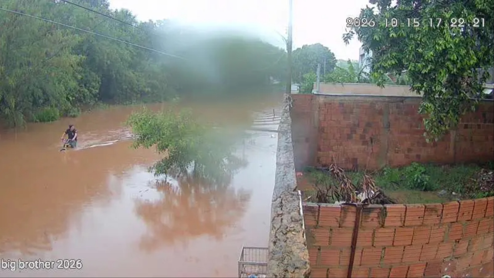 Temporal alaga casas na Vila Popular e moradores ficam ilhados em Campo Grande