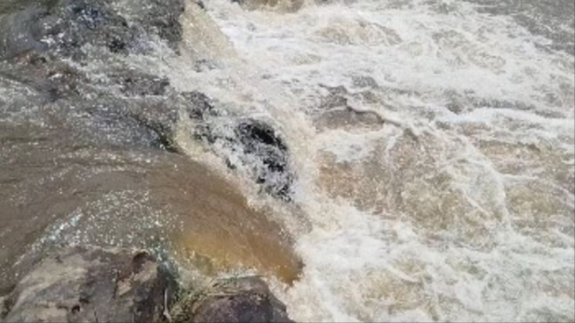 Menina de 12 anos escorrega de pedra e cai no rio em Amambai; Bombeiros fazem buscas 