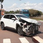 A caminho de cirurgia, médico se envolve em acidente e carros têm frentes destruídas