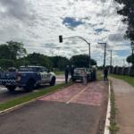 Roda quebra e SUV bate em poste na Avenida Duque de Caxias