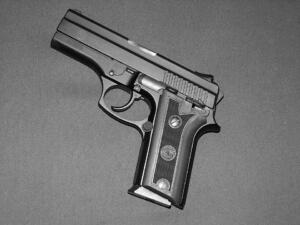 Suspeito é preso com arma de uso restrito depois de tentar entrar em casa noturna