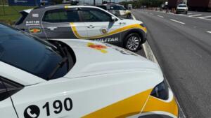 Mulher é presa com mala de roupas encharcadas de cocaína líquida
