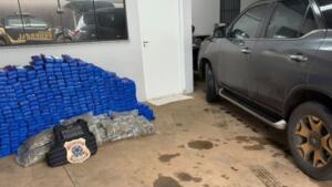 Traficante é preso com carro furtado e mais de 460 kg de maconha e skank