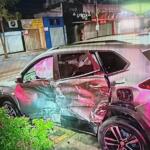 Batida em cruzamento no Centro teve até placa de sinalização atingida e motoristas feridos 