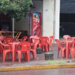 Chuva ‘espanta’ pessoas do Centro e comerciantes sofrem com a falta de movimento, em Campo Grande