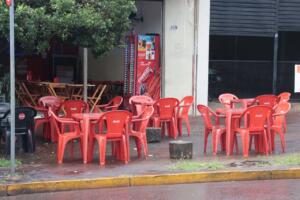 Chuva ‘espanta’ pessoas do Centro e comerciantes sofrem com a falta de movimento, em Campo Grande