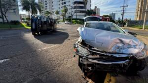 Motorista avança preferencial e provoca tombamento de Jeep no bairro São Francisco