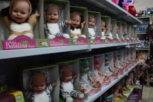 Dia das Crianças movimenta lojas de bairro com brinquedos tradicionais em Campo Grande